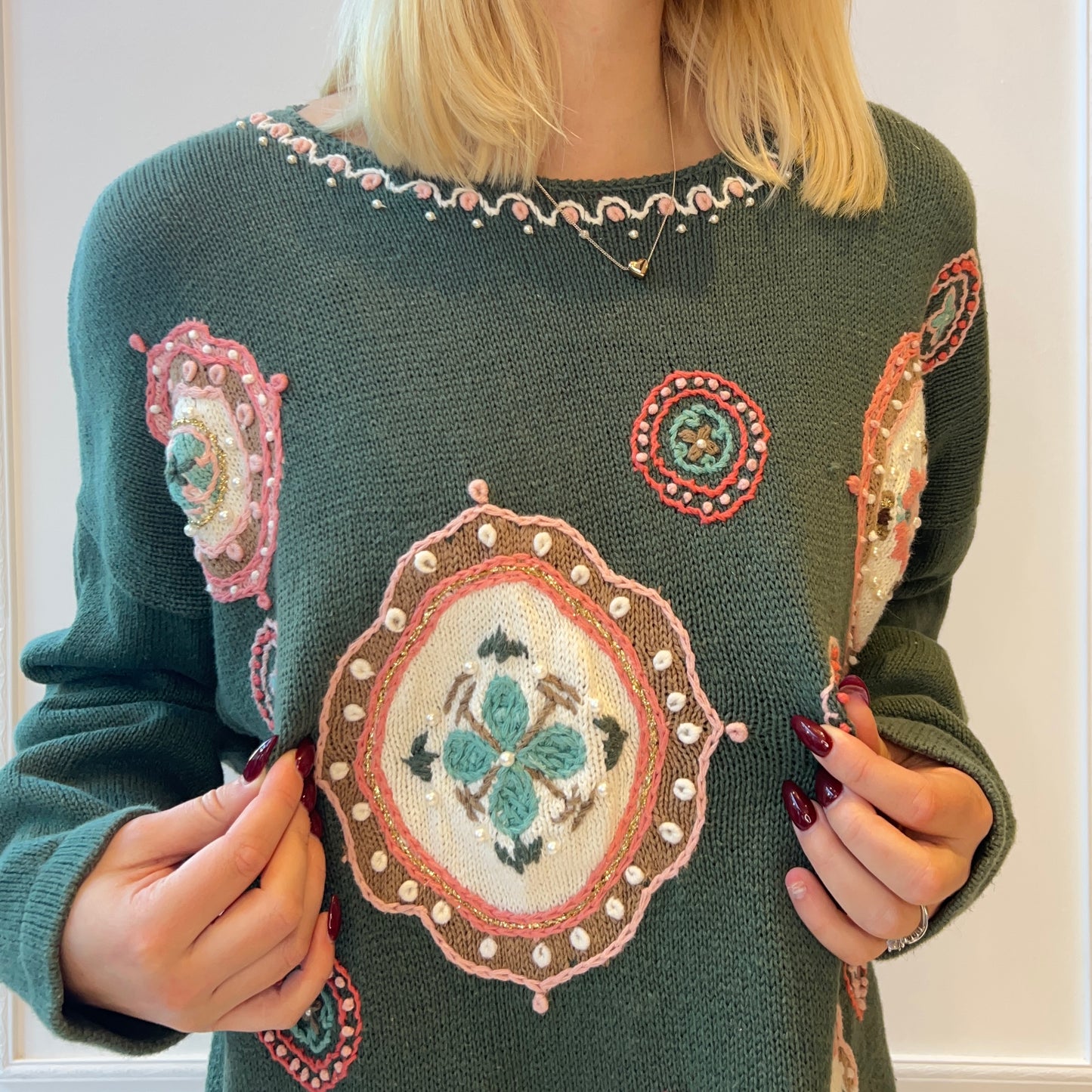 Picture Frame/Doily Green Sweater 90s
